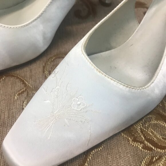 Dye-Able White Embroidered Roses Satin Slingback, Formal Pump Dress Shoe Wedding - Picture 6 of 15